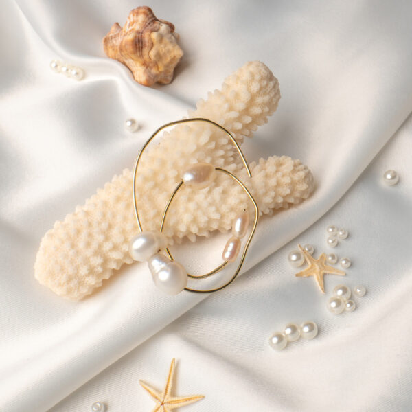 Minđuša Brisa iz kolekcije Pearls like Fé sa prirodnim baroknim biserima.