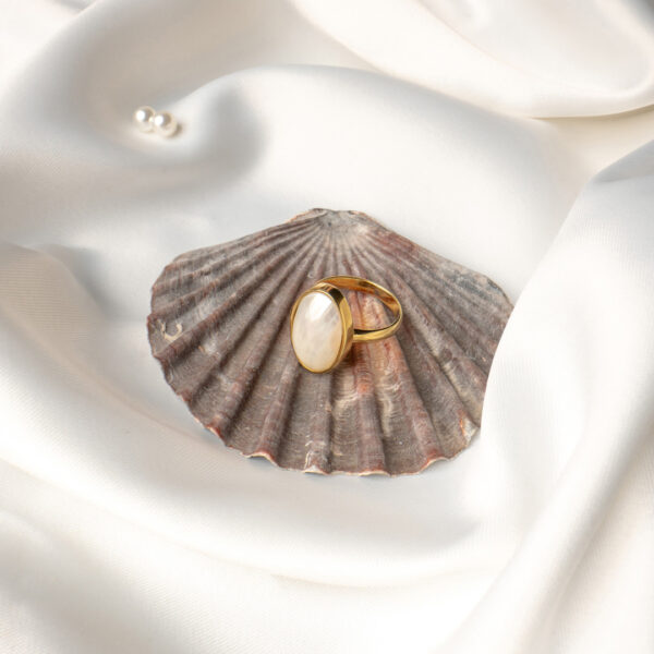 Prsten Calma iz kolekcije Pearls like Fé sa sedefom kao centralnim kamenom